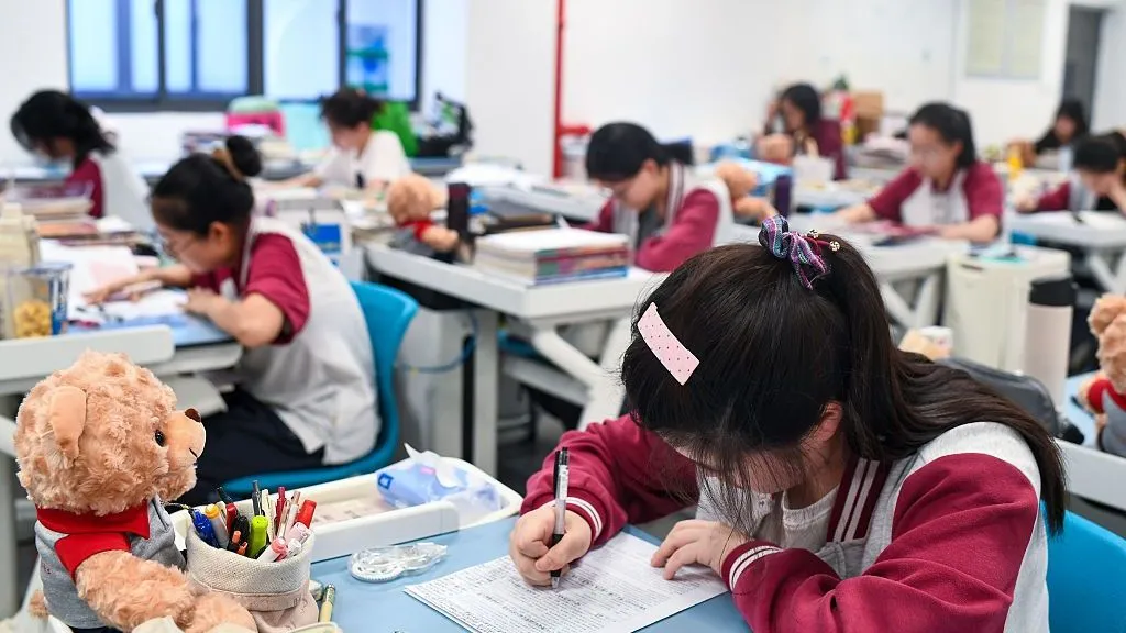 Adoleshentët kinezë po përdorin barna për t’iu larguar realitetit