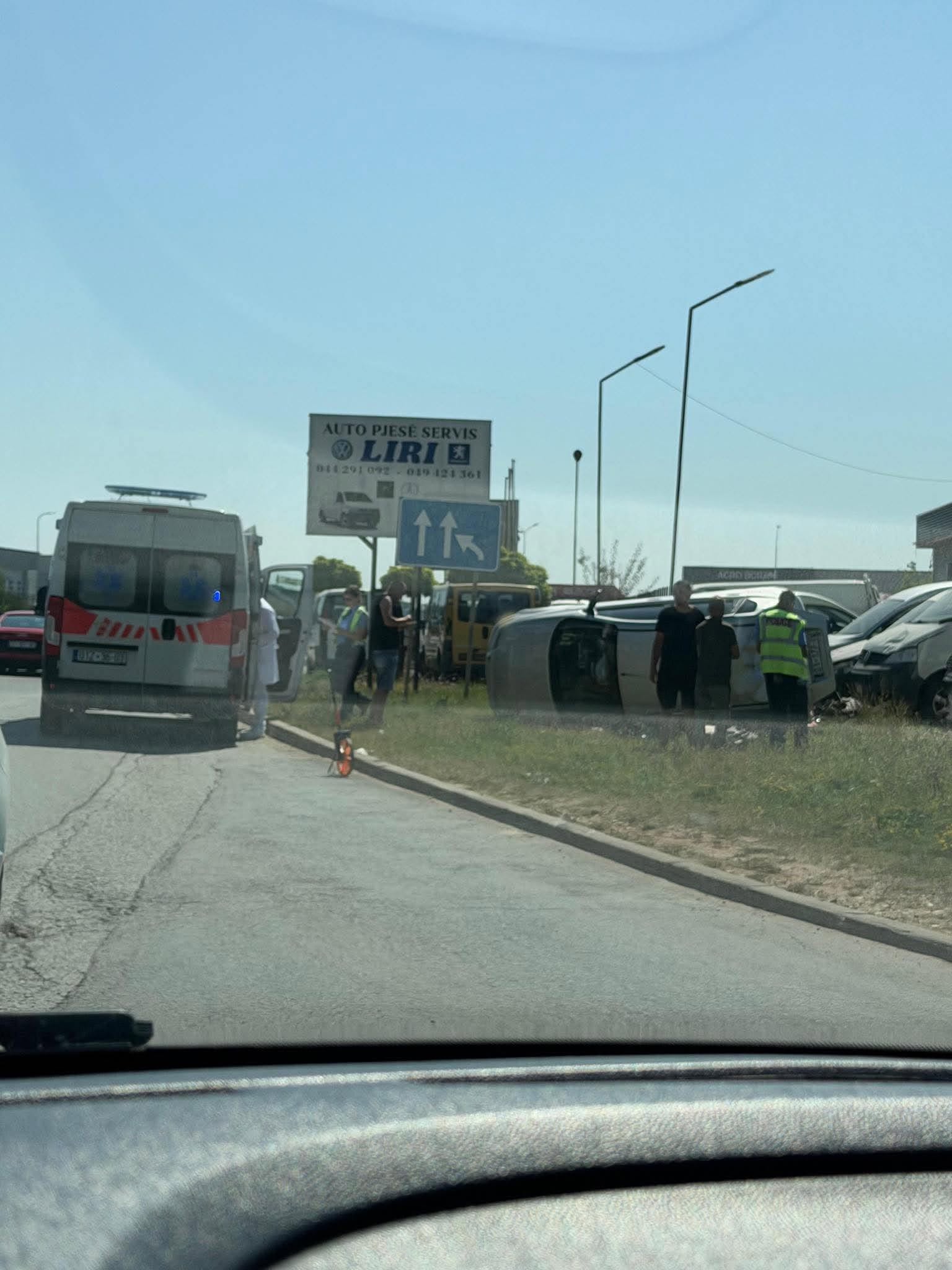 Aksident tek Parku i Biznesit në Drenas, rrokulliset një veturë