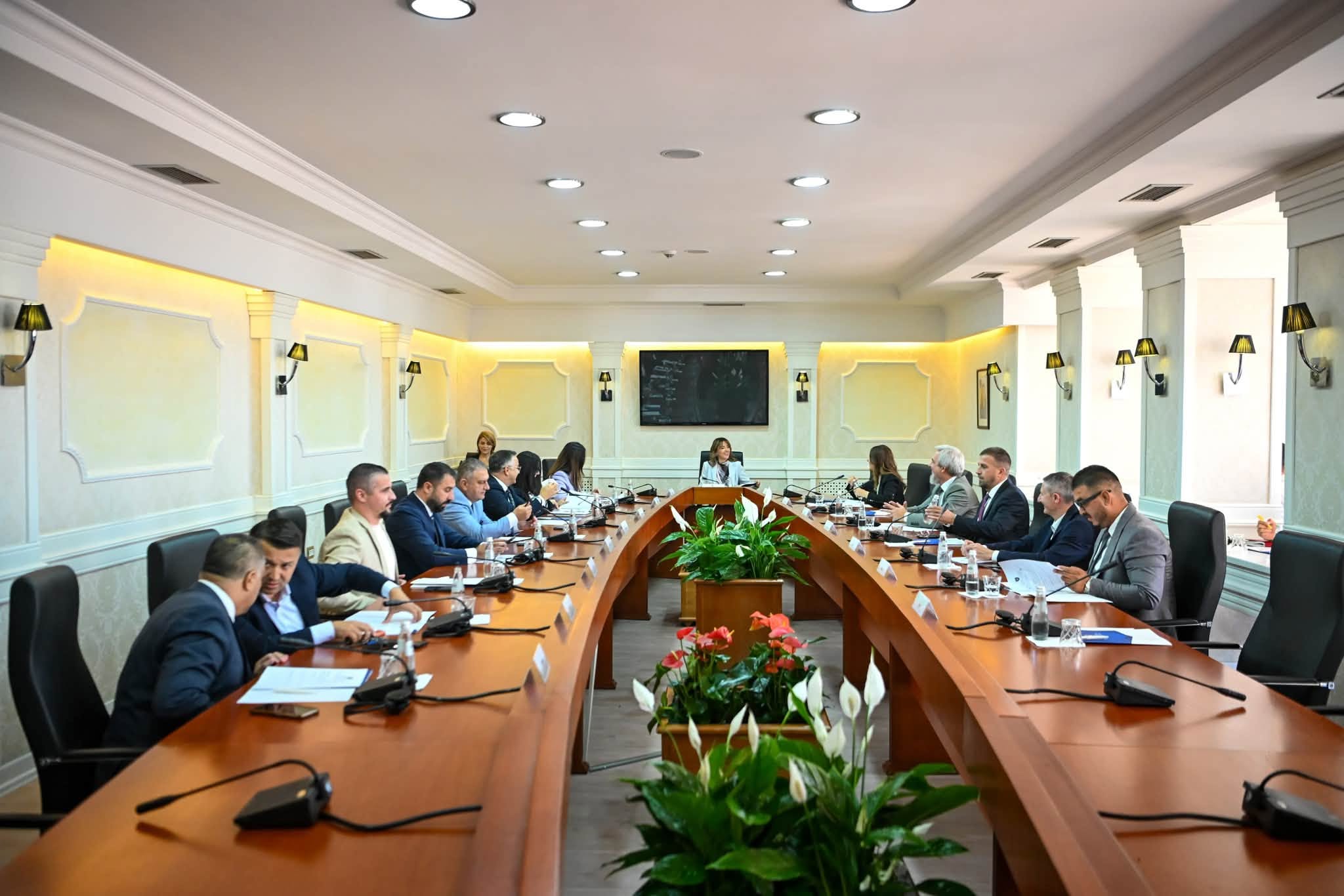 Haxhiu fton liderët e partive politike në takim