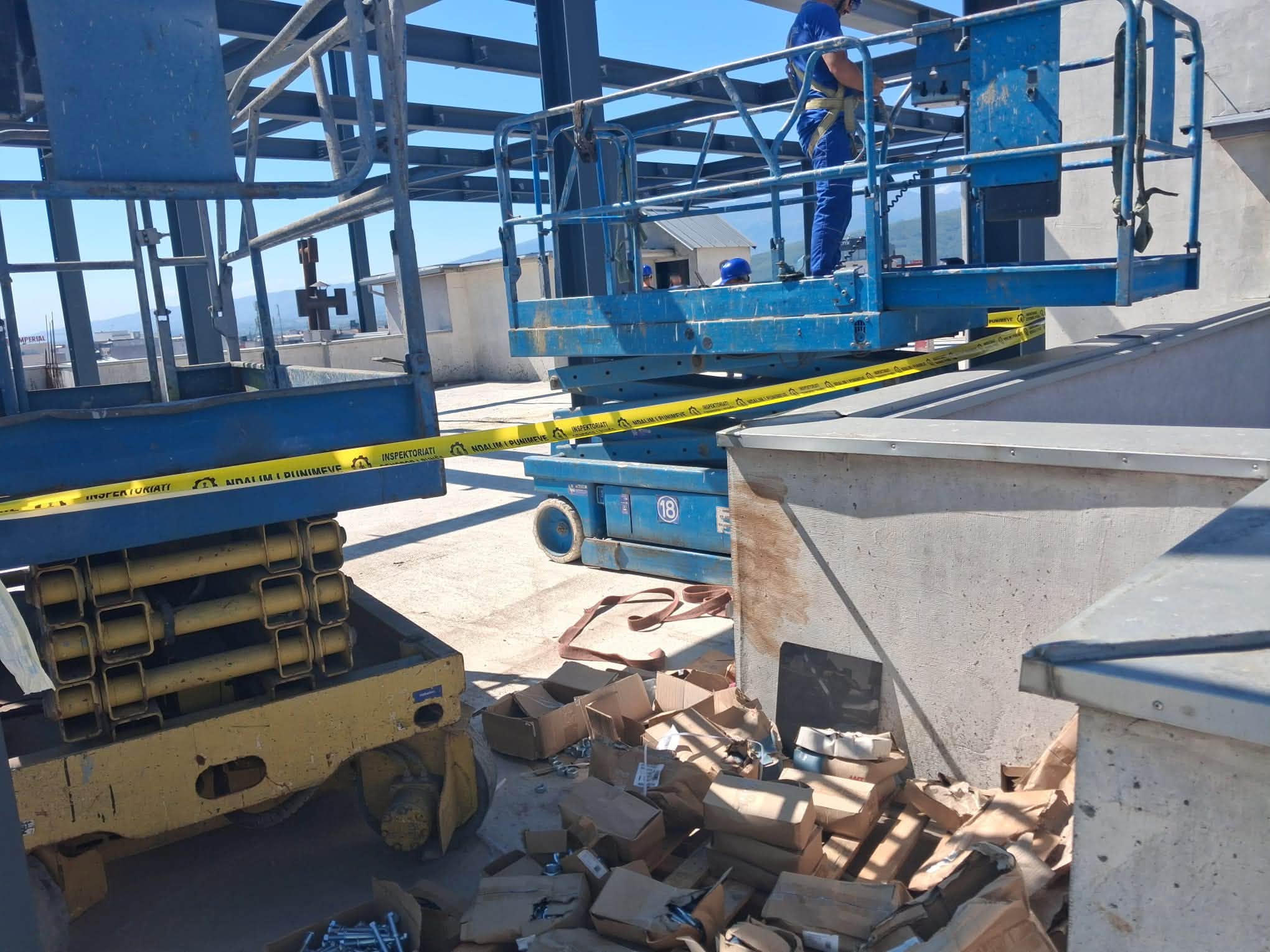 Rrezik për punëtorët, ndalen punimet në një kantier ndërtimi në Ferizaj