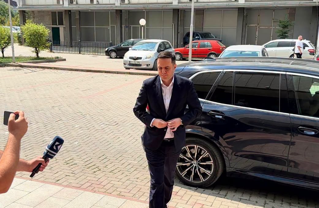 Abdixhiku sërish e pranon ftesën e Kurtit, arrin në Kuvend për takim e katërt