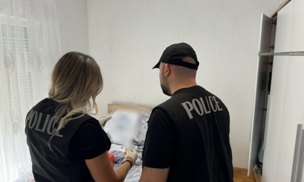 Bastiset shtëpia e të dyshuarit për spiunazh në Dragash, policia i gjen afër 40 mijë euro, dinarë e 4 telefona