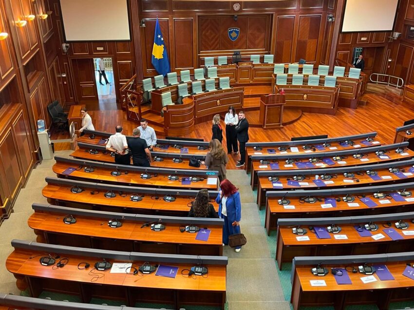 Deputetët e PDK-së dhe të Aleancës në sallën e Kuvendit, të pranishëm edhe zyrtarë të Ambasadës amerikane dhe BE-së