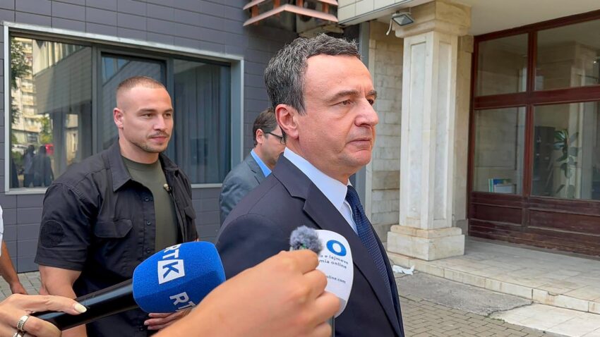 Kurti arrin në Kuvend për takim me Abdixhikun