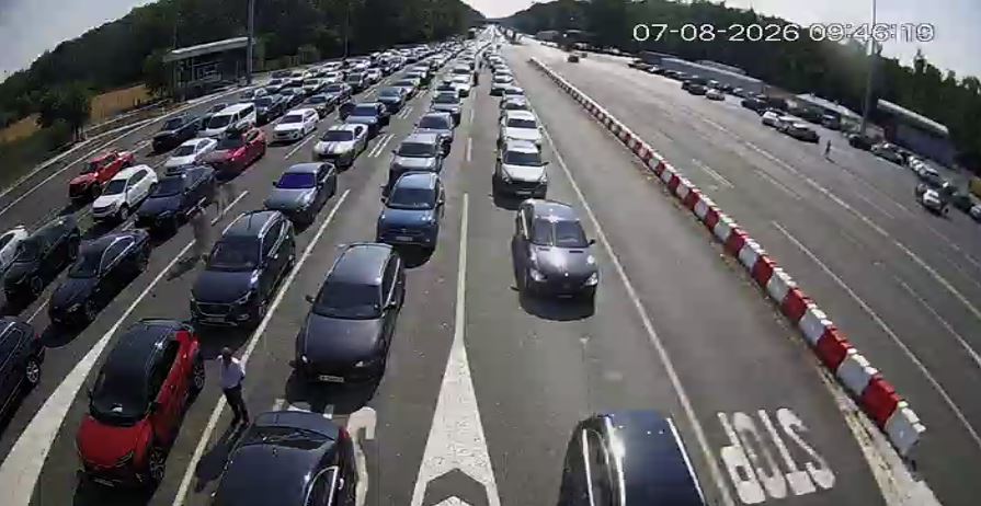 Kolona të gjata në kufirin Serbi–Kroaci, mërgimtarët përballen me pritje të gjata