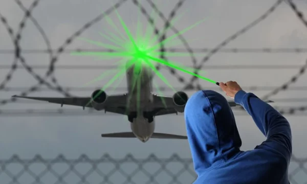 Lëshoi laser drejt aeroplanit mbi Shtime, piloti alarmon, Policia kërkon autorin