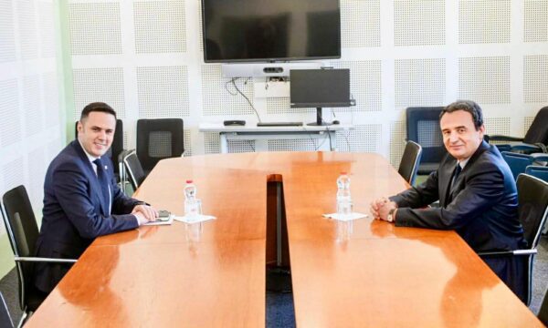 Kurti i përgjigjet Abixhikut: E ndoqa qëndrimin e mikut tim – nuk është pak ta marrësh Kryetarin e Kuvendit