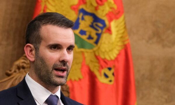 Kryeministri i Malit të Zi me mesazh për Vuçiqin: Po luan rolin e “PR-it të Rusisë”