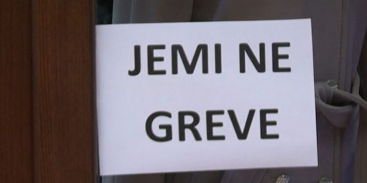 Punëtorët teknikë të shkollave në Prishtinë hyjnë në grevë nga 1 shtatori