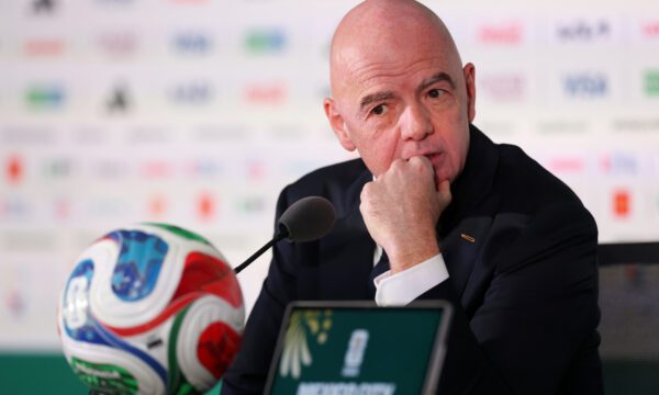 Kjo legjendë e futbollit mund ta marrë postin e Infantinos në FIFA