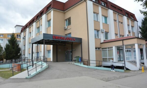 Spitali i Gjakovës deklarohet për gjendjen e pacientit që u soll i plagosur me armë zjarri