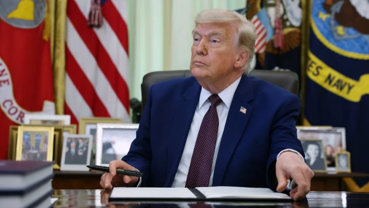 Trump: SHBA ka kontrollin në Ngushticën e Hormuzit, tani është e hapur  
