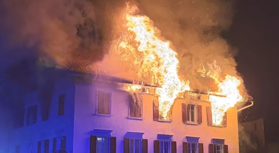 Flakët përfshijnë ndërtesën në Zvicër, 5 persona të zhdukur