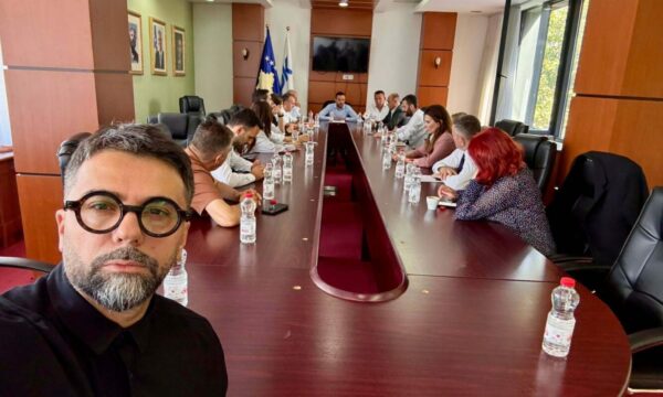 Deputetët e PDK-së shkojnë në Kuvend, Behrami publikon fotografi: Jemi këtu