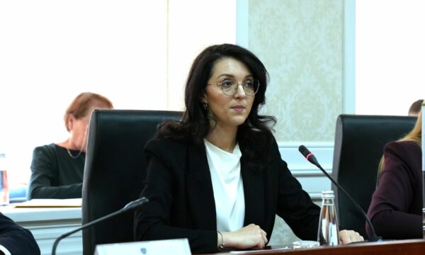 “Rrobat lahen, po turpi?” – Kyeziu-Hyseni reagon ndaj Time Kadrijajt