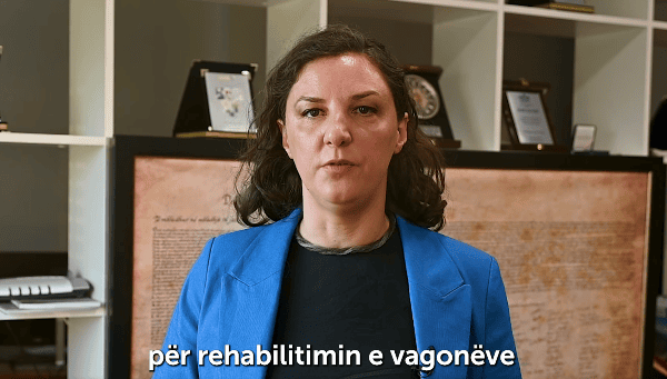 Ministrja Rizvanolli del me një video adresim për çështjen e riparimit te vagonëve në Serbi