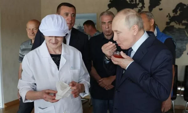 Kryeministrja e Japonisë thotë se vizita e Putinit në ishujt e kontestuar është “absolutisht e papranueshme”