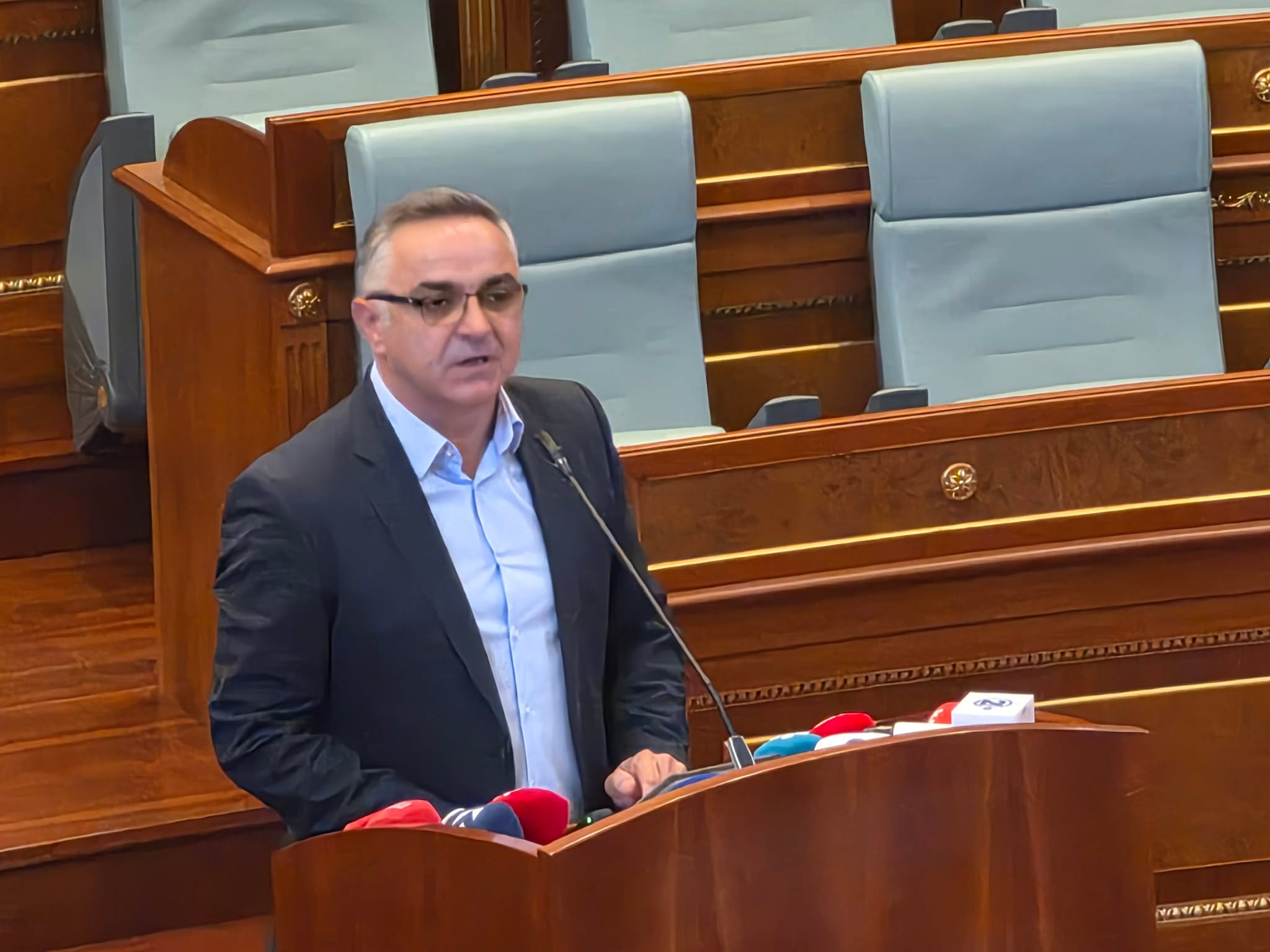 Tahiri: Mendojnë se do të lodhemi, por ne s’kemi punë tjetër veç të vijmë në sallën tonë!