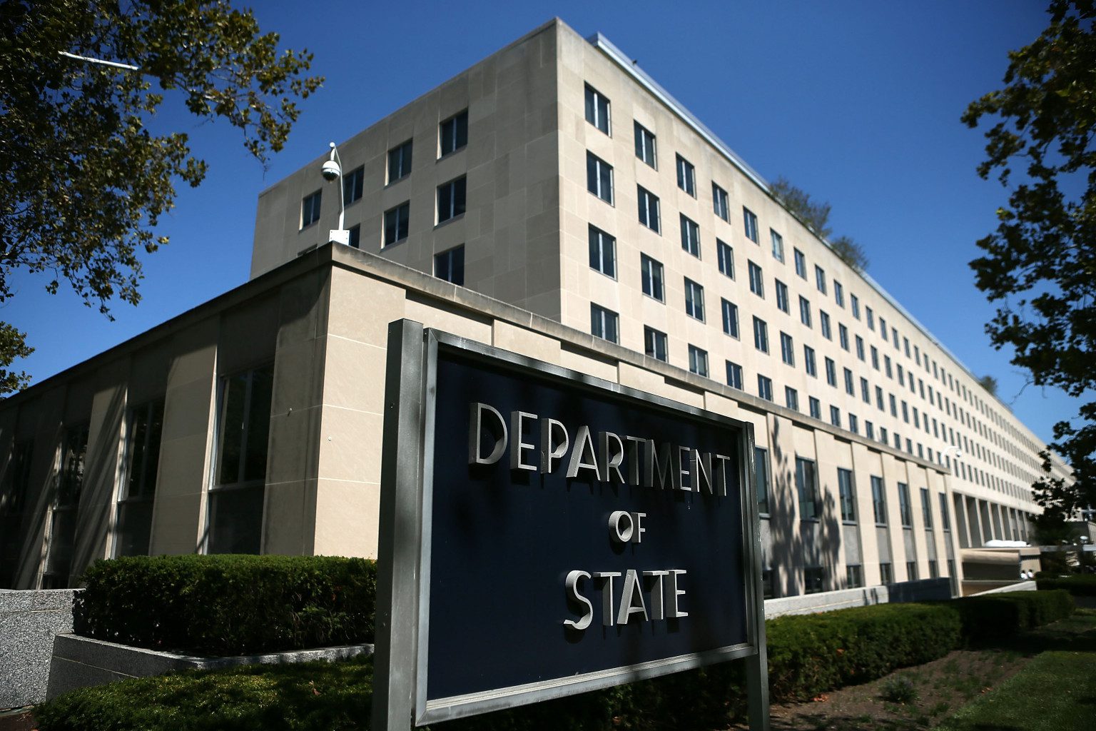 Administrata Trump shtrëngon kontrollet, SHBA-ja pezullon të gjitha aplikimet për viza imigruese