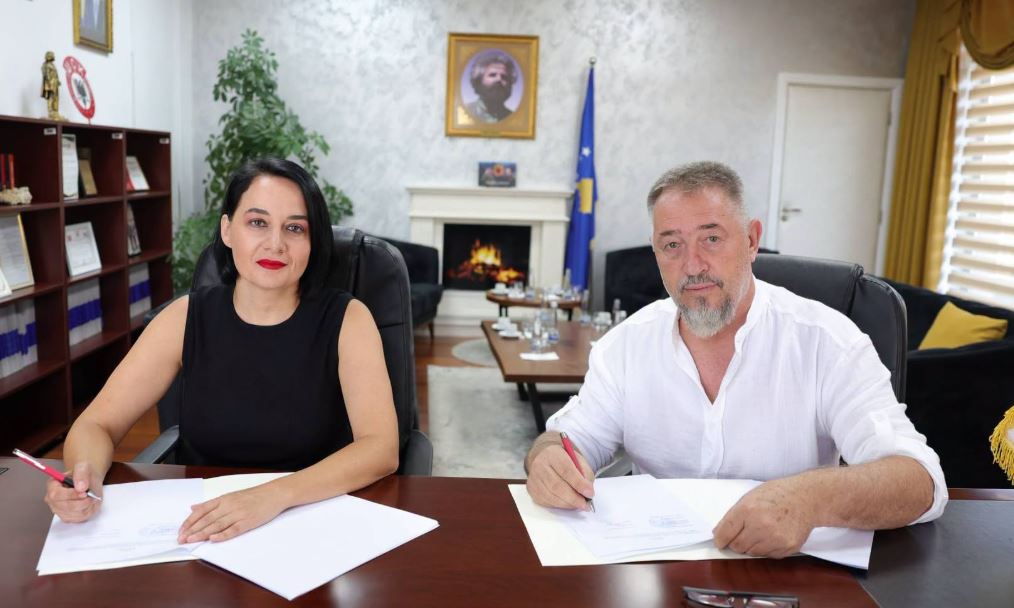 Sami Lushtaku dhe Fitore Pacolli nënshkruajnë marrëveshjen për Objektin Ç në Skenderaj, investimi 4.4 milionë euro