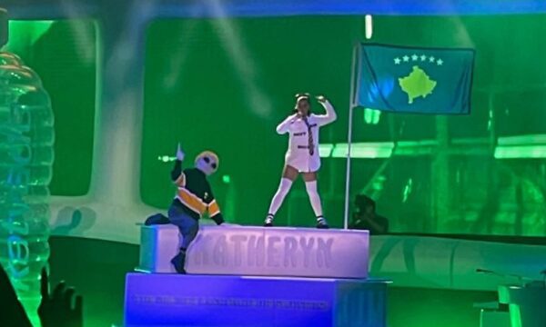 Katy Perry mbrëmë në Prishtinë improvizoi zbarkimin në Hënë me flamurin e Kosovës