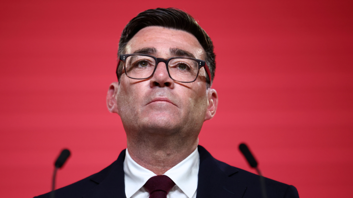 Kryeministri Burnham u mashtrua nga një kontakt i rremë që shtirej si këshilltarja e afërt e Trumpit