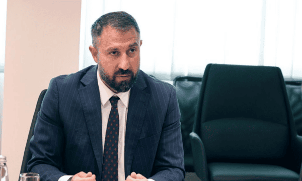 Akuzat se qeveria ua ka marrë paratë komunave, Krasniqi: Mjetet janë kthyer përsëri të komunat përmes projekteve investuese