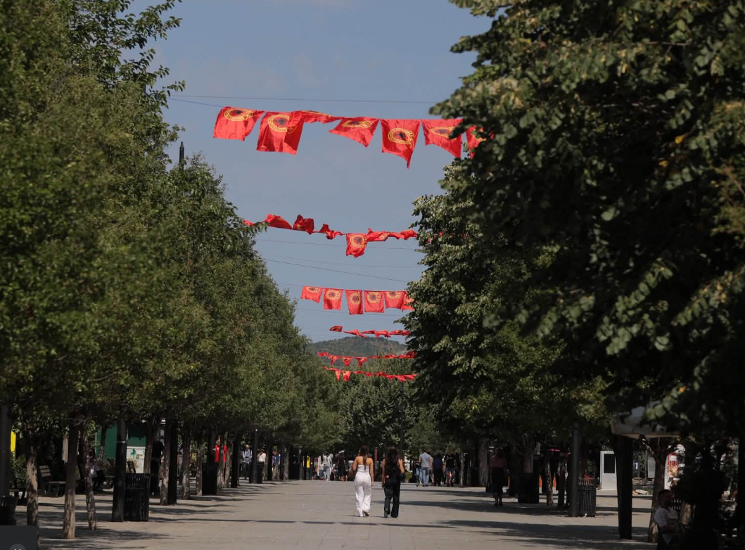 “Kosova po pret kthimin e çlirimtarëve”: Prishtina vishet me flamujt e UÇK-së