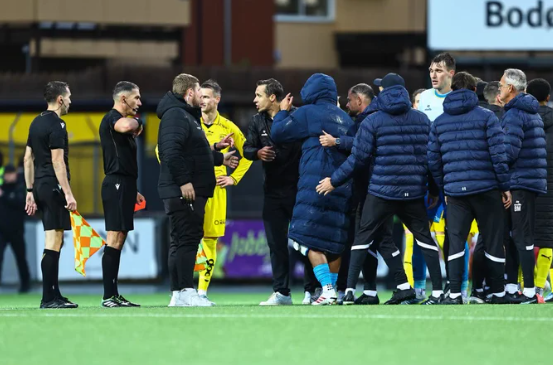 Skandal pas ndeshjes në Ligën e Kampionëve, lojtari godet me grusht punonjësin në tunel