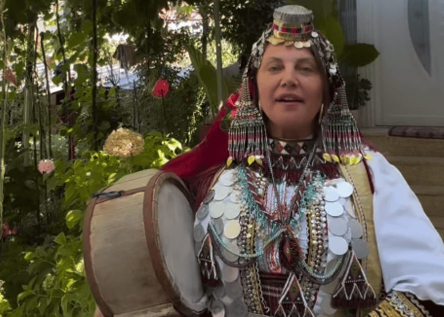 Gerta Gixhari mahnit me veshje tradicionale