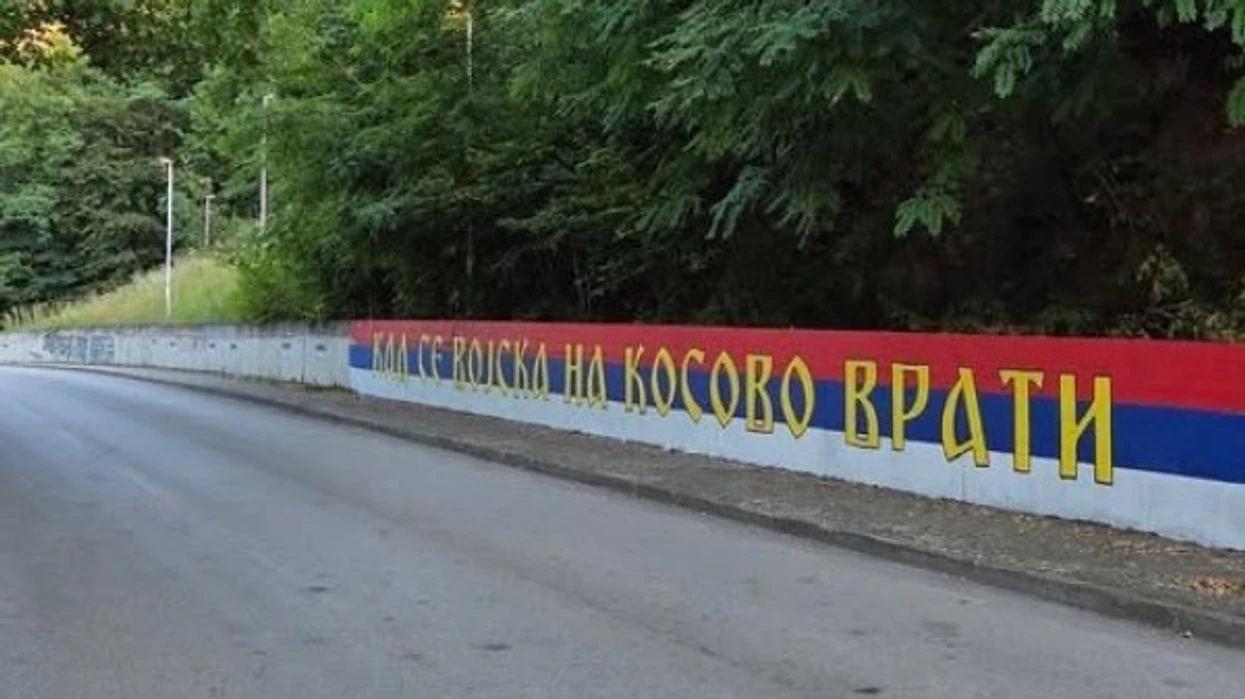 Pas deklaratave të Vuçiqit për Ibrin, në Serbi shfaqet grafiti kërcënues: “Kur ushtria të kthehet në Kosovë”