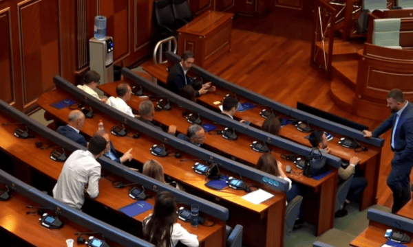 PDK e Aleanca sërish në Kuvend, kërkojnë vazhdimin e seancës për konstituim