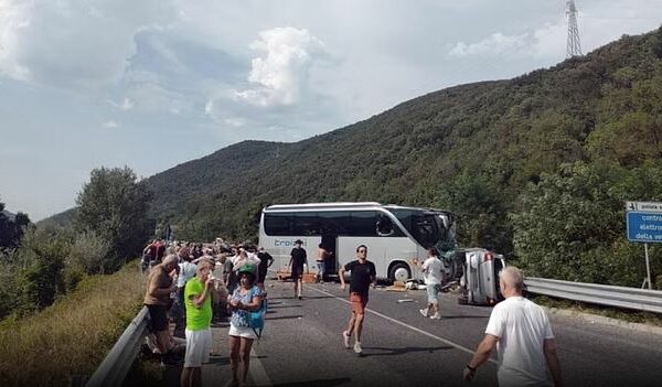 Aksident i rëndë në Itali, raportohet për pesë persona të vdekur dhe 27 të plagosur