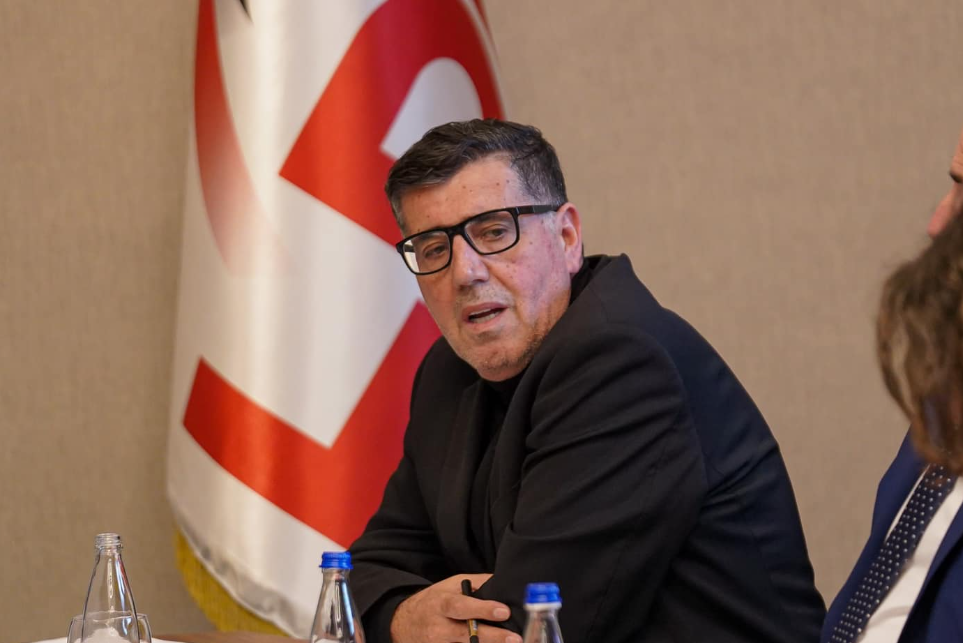 Haziri: N’pikë t’ditës VV e shndërroi Kuvendin në zallamahi, nuk bëhet han ku ka sharje e thirrje për vrasje