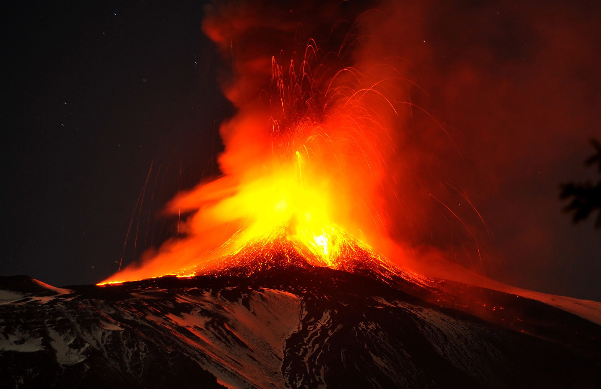 Shpërthen Etna, mbyllet pjesërisht hapësira ajrore mbi Siçili