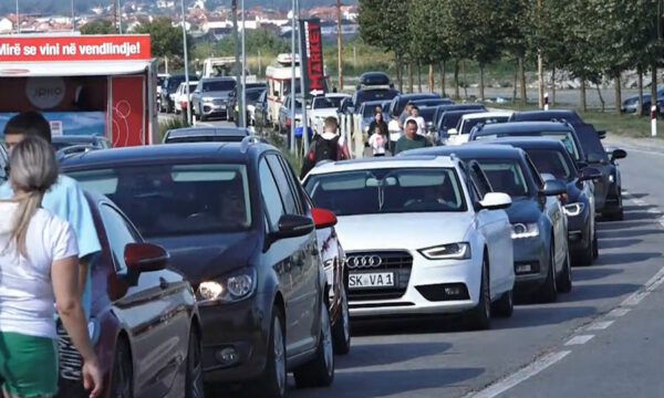 Kosovarët dynden drejt bregdetit shqiptar, fluks i shtuar automjetesh në Morinë, regjistrohen mbi 50 mijë hyrje