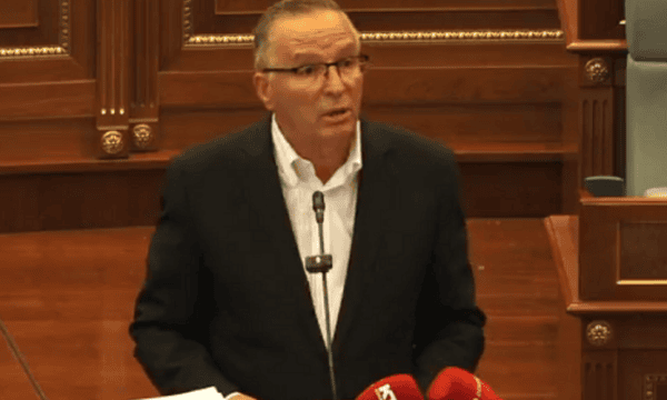 Bedri Hamza mban konferencë për media nga foltorja e sallës së Kuvendit