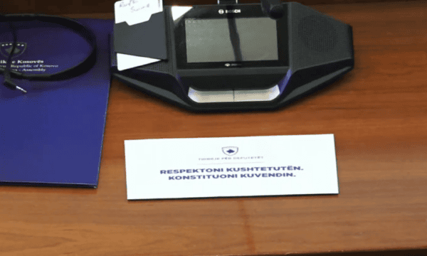 Deputetët e PDK’së u lënë letra deputetëve të VV’së: Respektojeni Kushtetutën, ejani në sallë dhe konstituojeni Kuvendin