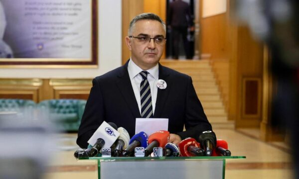 Besnik Tahiri: Dyert e sallës së Kuvendit janë të mbyllura përkundër faktit që e kemi lajmëruar me kohë kryesuesin