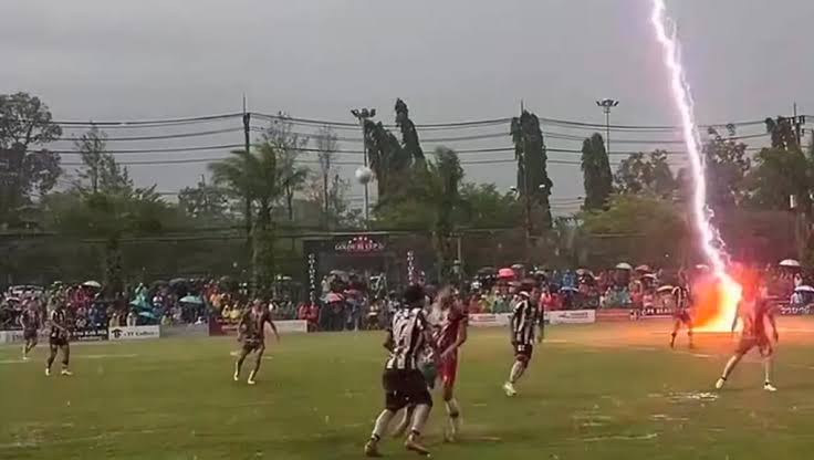 Rrufeja vret një futbollist, plagos 12 të tjerë në Tajlandë