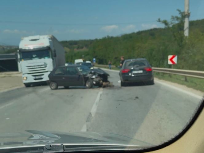 Përplasen tri vetura në Landovicë, raportohet për një person të lënduar