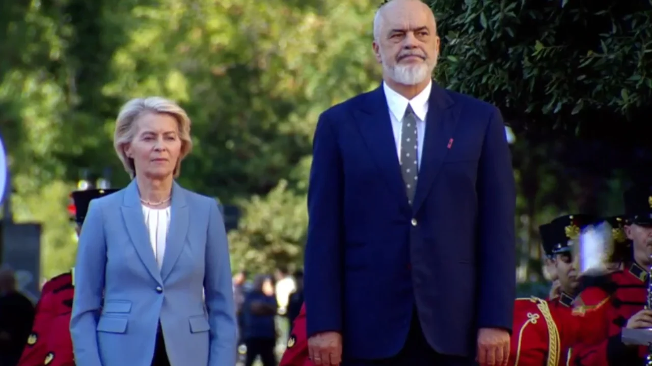 Von der Leyen mbërrin në Tiranë, pritet të flasë për integrimin e Shqipërisë në BE