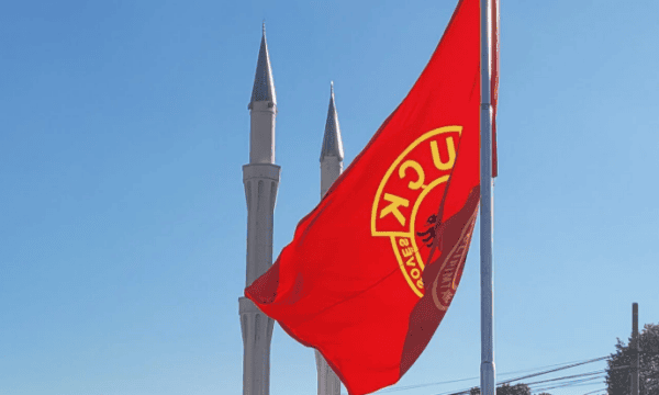 Nga sot flamuri i UÇK-së do të valojë nëpër të gjitha xhamitë në Kosovë
