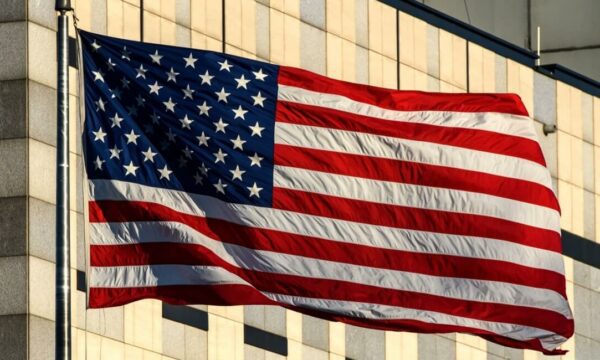 Ambasada e SHBA-së paralajmëron shtetasit amerikanë: Të mërkurën mund të ketë demonstrata të mëdha, bëni kujdes