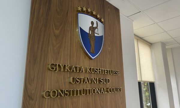 Kushtetuesja “legalizon” Kuvendin dhe Qeverinë në afat rekord, zgjedhja e Presidentit deri më 6 tetor sfidë për partitë