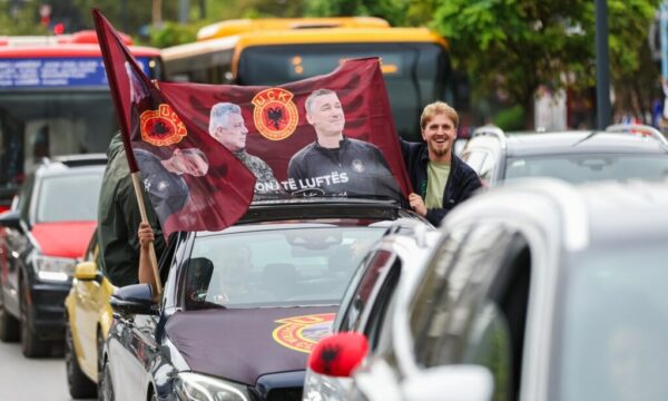 “Sillni në shtëpi”: Sheshet e rrugët e Kosovës mbushen me mbishkrime për katërshen e UÇK-së