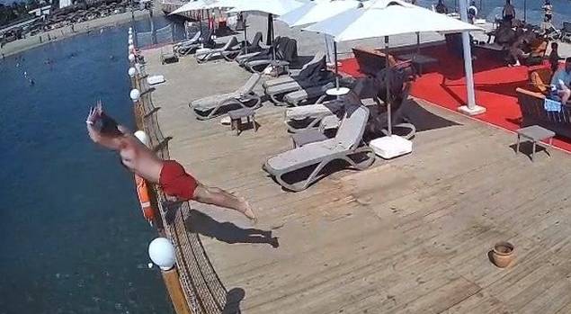 Tragjedi në pushime: 39-vjeçari humb jetën pasi u hodh me kokë në ujë vetëm 50 cm të thellë
