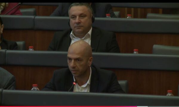 Sllavko Simiq iu referua Kuvendit si “Parlament i Prishtinës”, Haxhiu vazhdoi me “rendin e ditës”