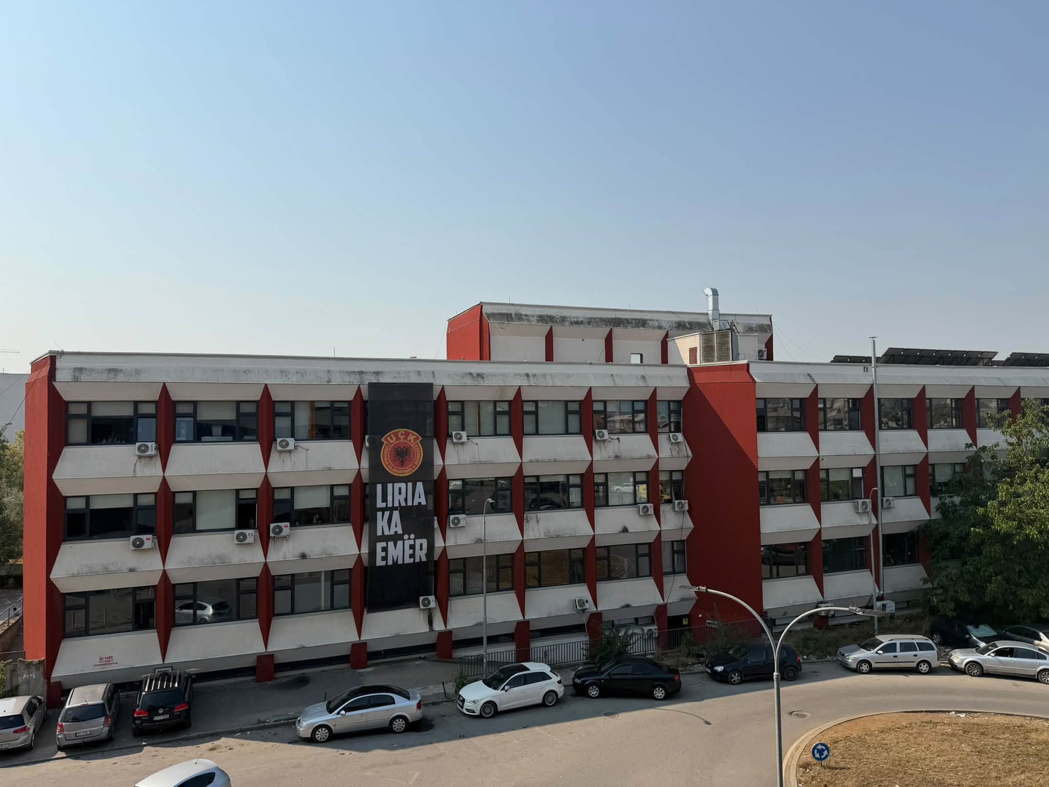 Vendoset flamuri gjigant “Liria ka emër” në selinë e Odës së Mjekëve