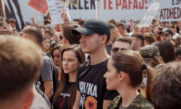 Lir Veseli në protestën e studentëve kundër vendimit në Hagë, familja Veseli pjesë edhe e protestave “Jo në emrin tim”